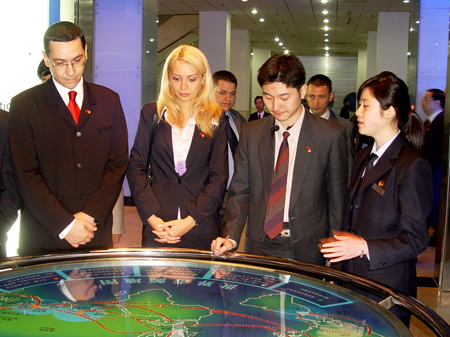 以总理办公厅入欧盟协议监督执行特派部长（内阁成员）维克多•蓬塔为团长的罗马尼亚青年代表团一行50人来上海市禁毒教育馆参观访问  2004.5.8