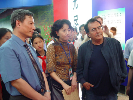 联合国禁毒亲善大使、意大利民歌王子阿尔巴诺•卡雷斯来上海市禁毒教育馆参观访问  2004.6.24