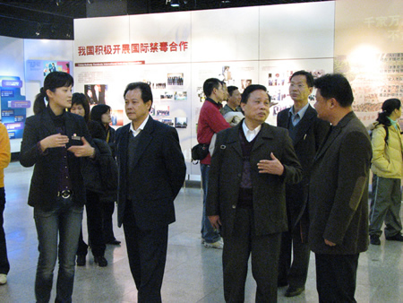 广州市禁毒教育馆一行10人来上海市禁毒教育馆参观调研  2007.12.28