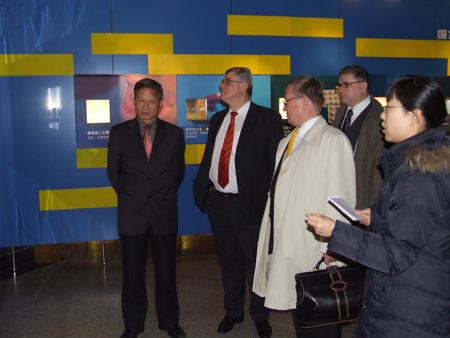 以青年政策司长奥利•萨瑞拉为团长的芬兰教育部代表团一行6人来上海市禁毒教育馆参观访问，市禁毒办主任周伟航与芬兰客人进行工作交流  2007.11.30