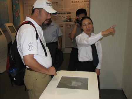 北京市禁毒教育基地“北京禁毒在线”网站站长董光一行2人来上海市禁毒科普教育馆参观考察  2009.9.15