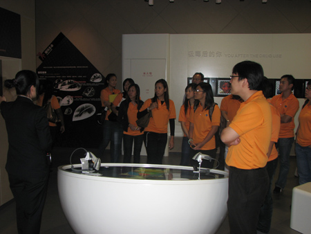 新加坡青年代表团一行16人来上海市禁毒科普教育馆参观访问  2009.10.15