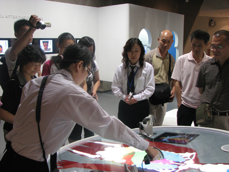 广东省中山市团市委副书记岑宏开、中山市青少年活动中心主任吴海洋一行9人来上海市禁毒科普教育馆参观考察  2009.10.28