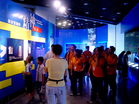 新加坡青年代表团来上海市禁毒教育馆参观访问  2006.6.24