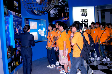 澳门善明会青少年夏令营一行130人来上海市禁毒教育馆参观访问  2006.8.12