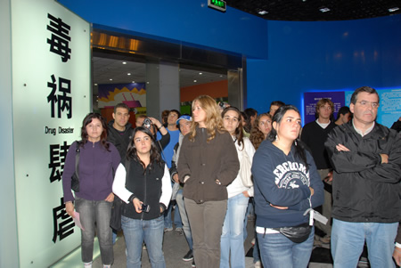 智利发展大学青年代表团来上海市禁毒教育馆参观访问  2008.4.1