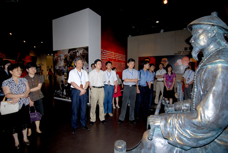 上海市政法委机关干部参观考察市禁毒科普教育馆  2009.7.17