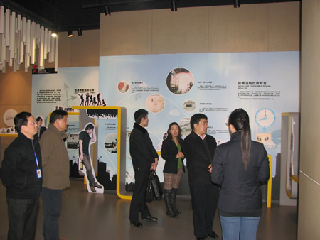 国家禁毒办预防教育处处长宋增良、干部战兴祥在市禁毒办综合处处长郑雨清等陪同下来禁毒科普教育馆参观调研  2009.12.23