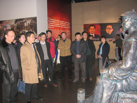 上海市闸北区政协副主席卢志强率政协社会法制委员会委员30余人来禁毒科普教育馆视察  2009.12.29