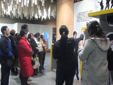 中共二大会址纪念馆一行9人来上海市禁毒教育馆参观交流  2009.12.31