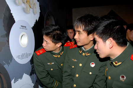 上海市公安边防总队海警“1001舰”政委陈兴宇率30余名官兵参观上海市禁毒科普教育馆  2010.1.13