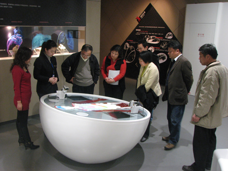 上海市教委青少年保护工作处杨永明处长，市禁毒办综合处郑雨清处长参观考察上海市禁毒科普教育馆  2010.1.20