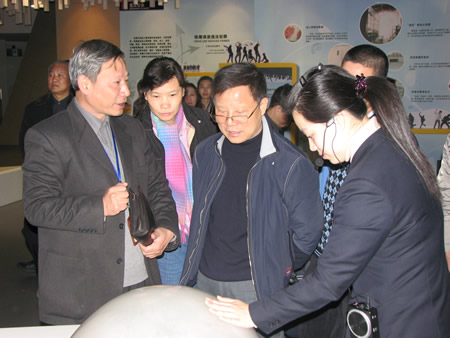 浙江省公安厅副厅长、省禁毒委副主任董晓伟一行10人在上海市禁毒办主任周伟航等陪同下来禁毒科普教育馆参观考察  2009.12.29