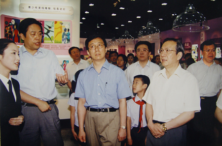 中共上海市委副书记、市长韩正，市人大常委会主任、时任市委副书记刘云耕，市委常委、市委政法委书记、市禁毒委主任吴志明，市政协副主席、时任副市长周太彤等视察上海市禁毒教育馆