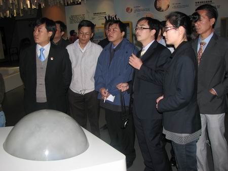 越南胡志明共产主义青年团常务副书记、胡志明市学生会主席蔡国峰等一行14人来上海市禁毒科普教育馆参观访问  2010.4.15