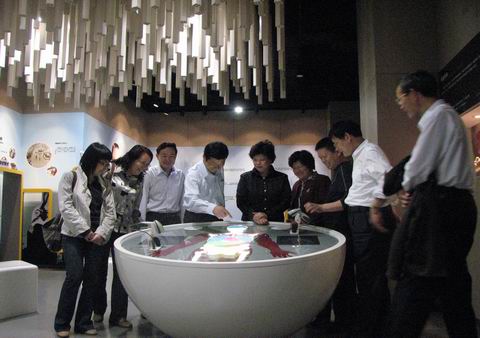 中共金山区委常委、政法委书记、禁毒委主任王美新率金山区政法干部一行15人，在市禁毒办主任周伟航等领导陪同下来上海市禁毒科普教育馆参观考察  2010.5.22