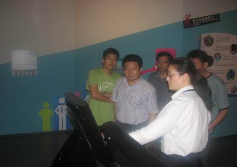 宁波市禁毒办主任李海滨一行8人来市禁毒科普教育馆参观考察  2010.6.13