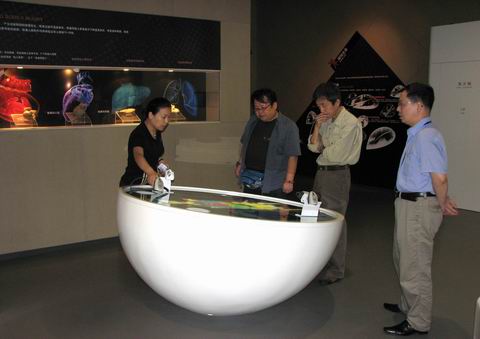 北京市禁毒教育基地副主任曲晓光一行2人来市禁毒科普教育馆参观考察  2010.7.12