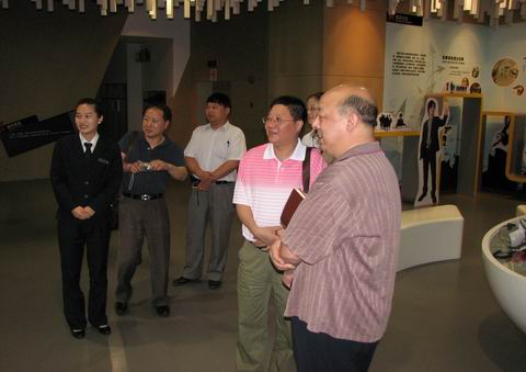 浦东新区综治办副主任孙殿玮一行5人来市禁毒科普教育馆参观考察  2010.7.12