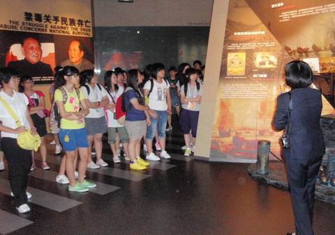 香港女童军总会“明珠耀浦江，世博共欢唱”2010年世博体验交流活动代表团一行298人来上海市禁毒科普教育馆参观访问    2010.7.28