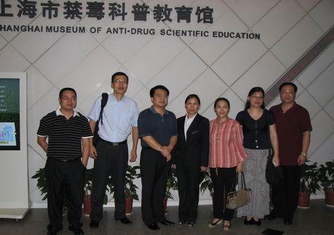 珠海市司法局副局长庄海青一行6人来禁毒科普教育馆参观考察  2010.8.27