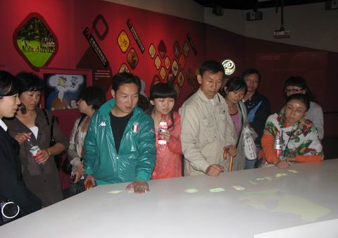 云南省昆明青少年活动中心副主任赵炜一行26人来禁毒科普教育馆参观考察    2010.9.26