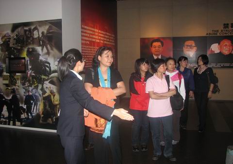 北京市青年宫副主任刘岩一行10人来禁毒科普教育馆参观考察    2010.10.18