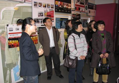 江西省赣州市青少年活动中心主任温明海一行7人来上海市禁毒科普教育馆参观考察  2010.11.15