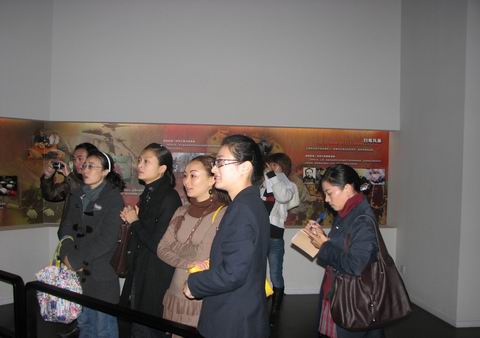 重庆市赴长三角地区青少年社会教育机构挂职锻炼的相关区县青少年宫负责人一行7人来上海市禁毒科普教育馆参观考察  2010.11.16