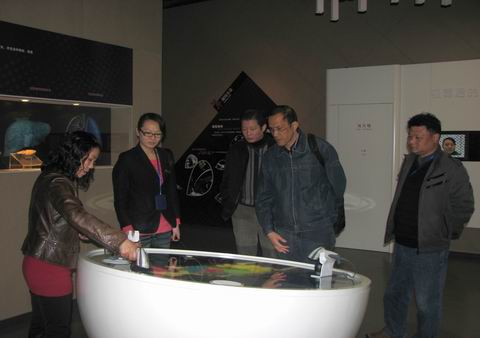 广西壮族自治区禁毒办干部刘洪海在市禁毒办副主任郑伟、综合处处长郑雨清的陪同下来上海市禁毒科普教育馆参观考察  2010.11.22