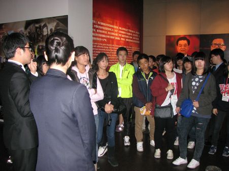 韩国首尔青少年代表团一行48人来上海市禁毒科普教育馆参观访问  2010.12.2