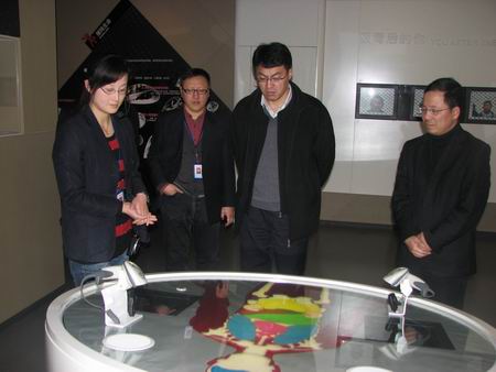 上海市禁毒办主任王军在市青少年活动中心主任蔡丰,副