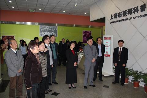 上海市妇儿工委副主任、市发改委副主任吴建融，市妇儿工委副主任、市妇联主席张丽丽率上海实施妇女、儿童发展“十一五”规划终期评估组一行，在共青团上海市委书记潘敏、市社区青少年事务办公室主任蔡忠等领导的陪同下来上海市禁毒科普教育馆视察  2011.4.21