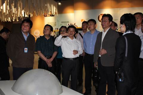福建省政协副主席张帆一行11人在市社区青少年事务办公室主任蔡忠、市青少年活动中心副主任孙东平的陪同下来上海市禁毒科普教育馆参观考察  2011.5.12