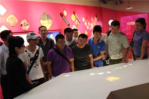 东方绿舟上海市青少年校外活动营地副主任吉峰率考察团一行100人来上海市禁毒科普教育馆参观考察  2011.6.24