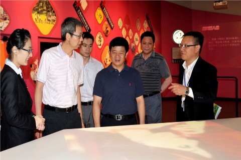 共青团中央权益部部长刘涛在市社区青少年事务办公室主任蔡忠、上海市青少年活动中心主任蔡丰的陪同下来上海市禁毒科普教育馆视察  2011.7.5