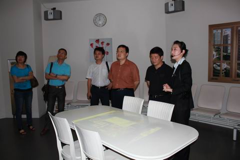 海南团省委副书记盖文启一行5人在市社区青少年事务办公室主任蔡忠的陪同下来上海市禁毒科普教育馆考察  2011.8.17