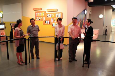 宁夏回族自治区银川团市委书记丁聃一行2人在共青团上海市委权益部部长王锋陪同下来上海市禁毒科普教育馆参观考察  2011.8.25