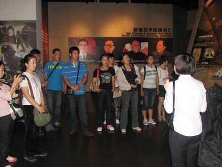 新疆生产建设兵团少工委副主任孙杰率兵团少先队辅导员学习班成员一行49人来上海市禁毒科普教育馆参观考察    2011.9.27