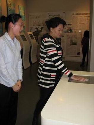 云南省公安厅禁毒局预防教育处处长朱姝玫来上海市禁毒科普教育馆参观考察  2011.10.28
