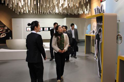 北京团市委副书记黄克瀛一行14人在上海团市委权益部部长王锋的陪同下来上海市禁毒科普教育馆参观考察 2011.11.11
