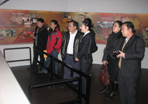 昆明市青少年活动中心一行8人来上海市禁毒科普教育馆参观考察  2011.12.6