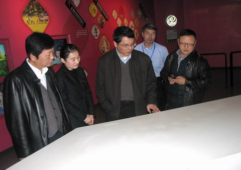中共上海市委党史研究室副主任徐建刚一行10人市青少年活动中心主任蔡丰的陪同下来上海市禁毒科普教育馆参观考察  2011.12.7