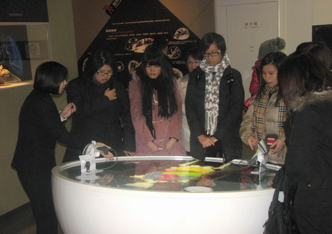 澳门圣公会星愿居一行13人来上海市禁毒科普教育馆参观访问  2011.12.22
