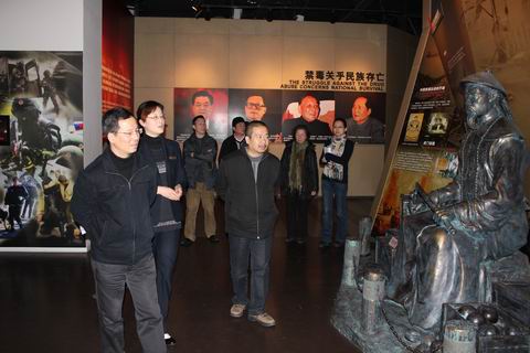 中国美术家协会少儿美术艺术委员会主任、教育部美术教育督学尹少淳教授一行5人来上海市禁毒科普教育馆参观考察  2012.2.23