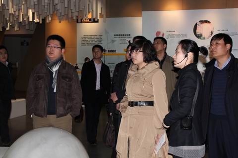 大连市青保办常务副主任林辉一行10人在上海市社区青少年事务办副主任杨峻的陪同下来上海市禁毒科普教育馆参观考察  2012.2.27