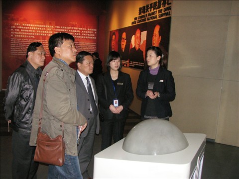 全国工读教育先进集体、广东省深圳市育新学校一行7人在校长余建南带领下来上海市禁毒科普教育馆参观考察 2012.3.27