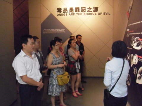 四川省成都市温江区青少年活动中心袁建国主任一行12人来上海市禁毒科普教育馆参观考察 2012.7.22