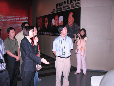 北京市青年宫主任冯松青一行10人来上海市禁毒科普教育馆参观考察 2012.9.18