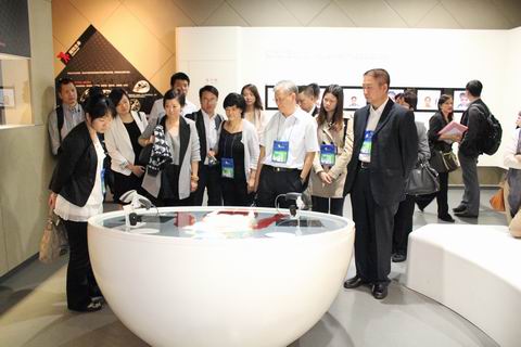 中央人民政府驻澳门特别行政区联络办公室文化教育部部长刘晓航、澳门教育暨青年局局长梁励、社会工作局副局长黄艳梅一行60人来上海市禁毒科普教育馆参观访问 2012.10.9